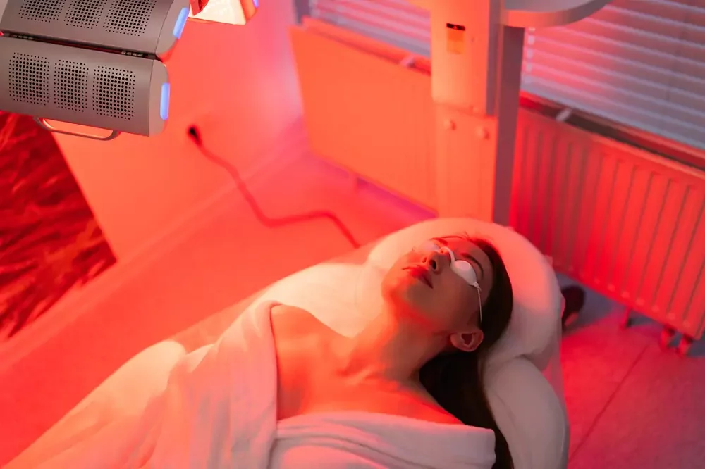 woman receiving red light therapy